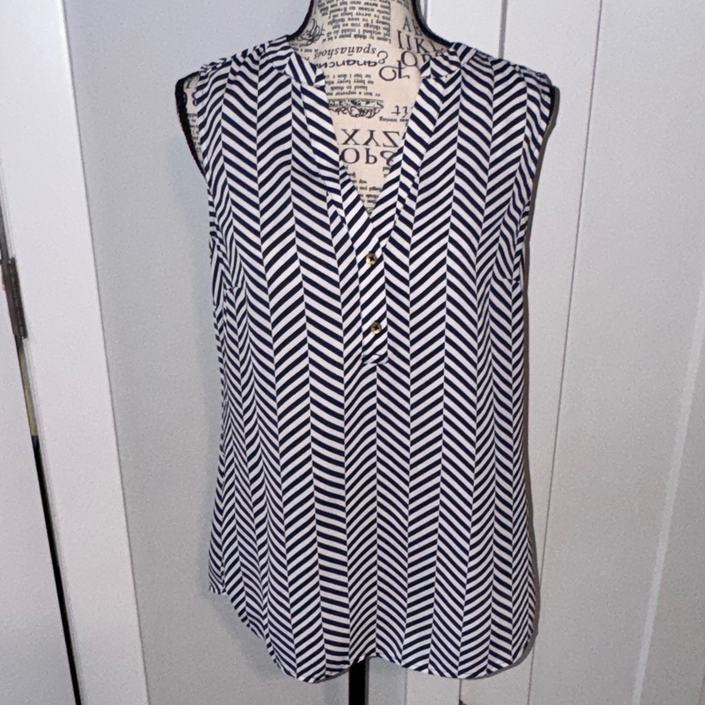 💜3/$12💜 Banana Republic Black and White Chevron Blouse